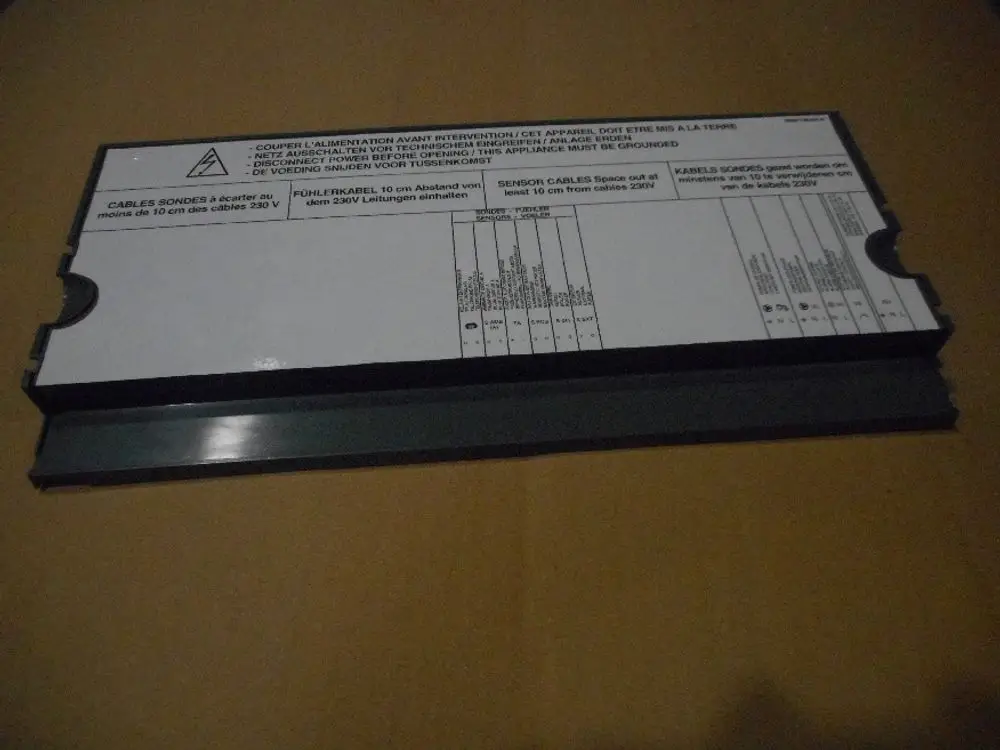 Deckblech mit Informationen zur Installation und Verbindung von Sensorleitungen, gekennzeichnet mit Warnhinweisen. Produkt von Remeha.